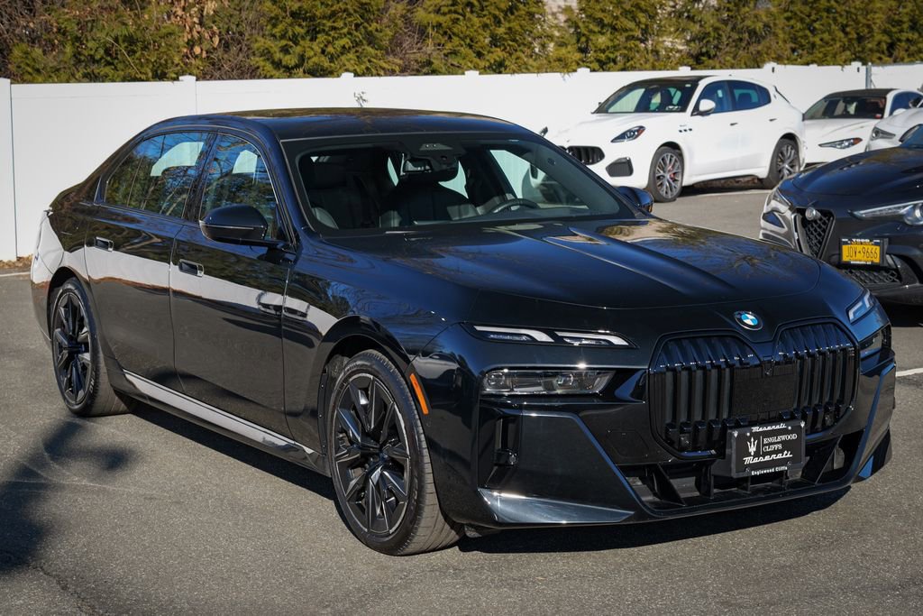 Used 2023 BMW 740i w/ Parking Assistance Package image 9