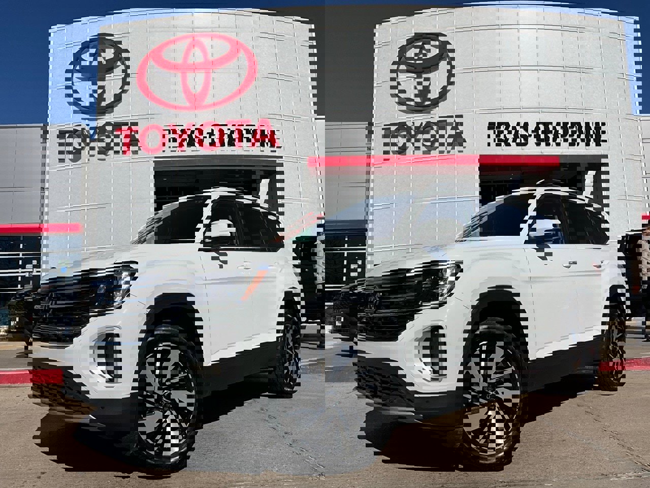 Used 2025 Volkswagen Atlas SE image 2