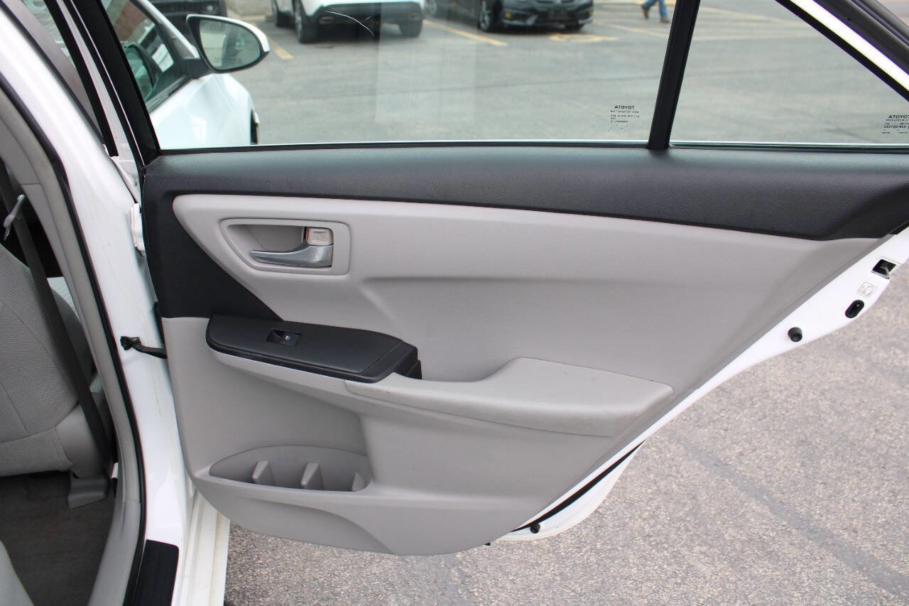 Used 2016 Toyota Camry LE image 34