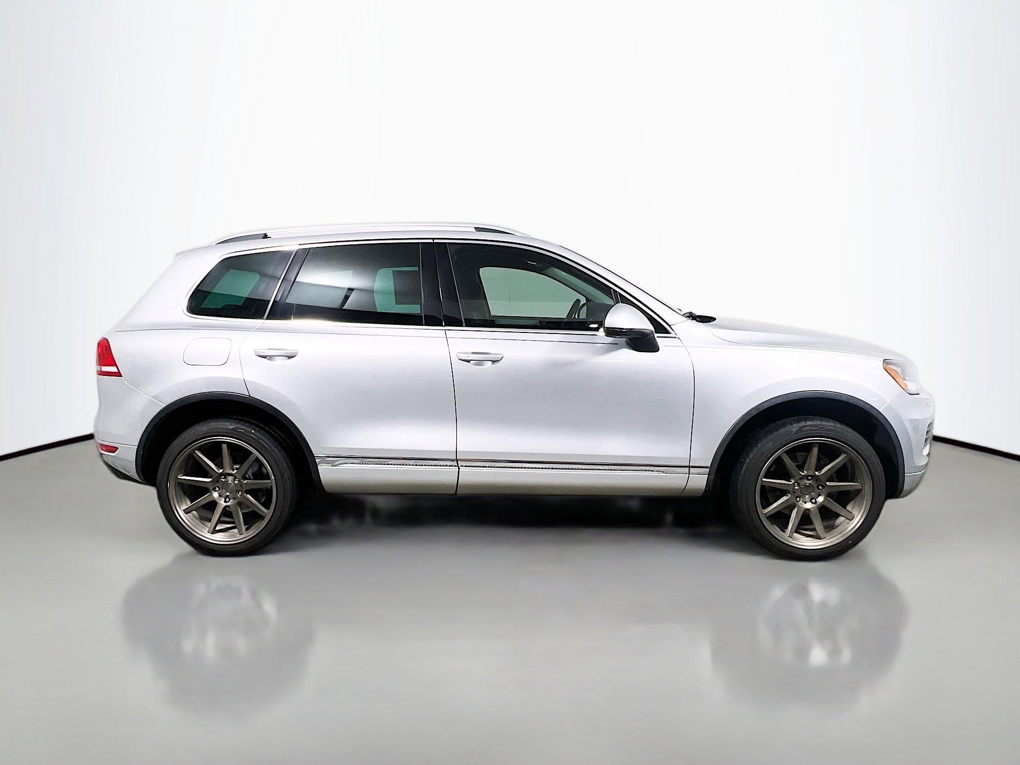 Used 2014 Volkswagen Touareg Sport image 3