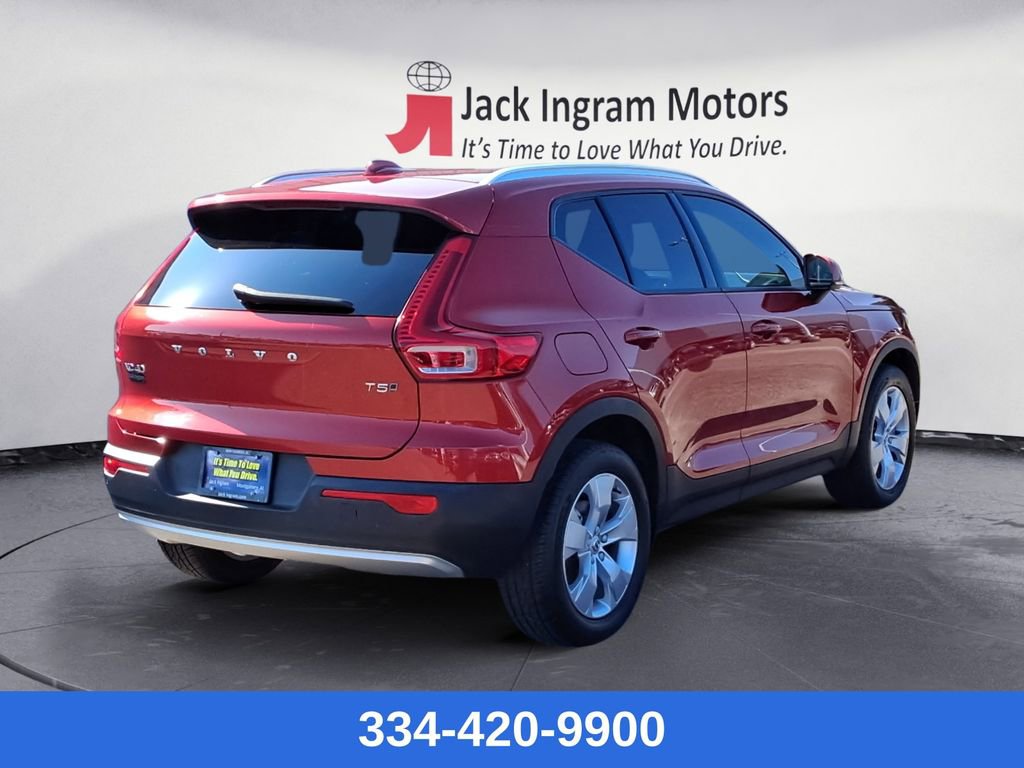 Used 2022 Volvo XC40 T5 Momentum image 5