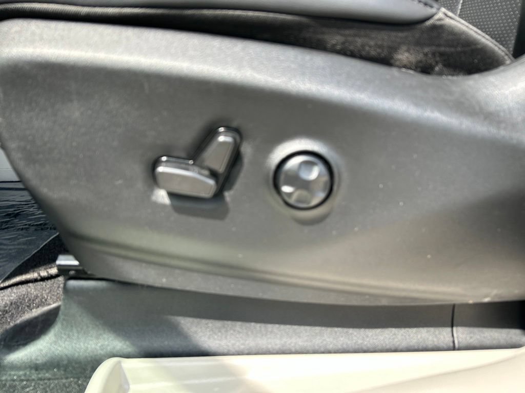 Used 2023 Chrysler Pacifica Touring-L FWD image 13