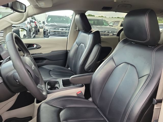 Used 2023 Chrysler Pacifica Touring-L FWD image 19