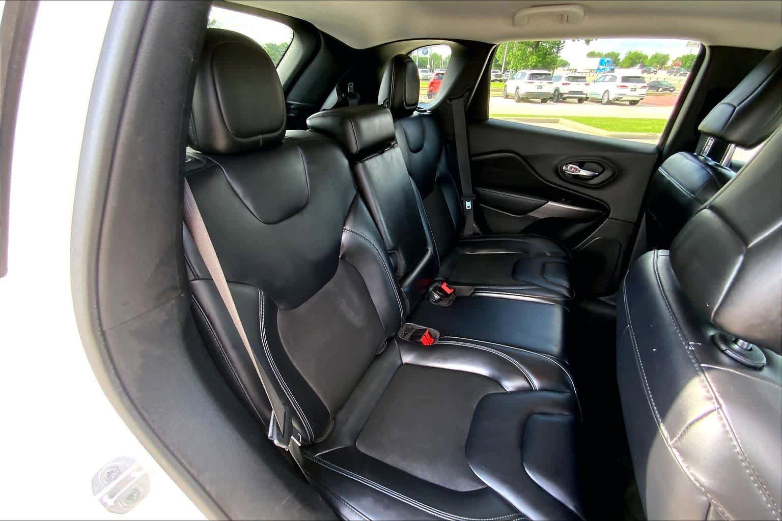 Used 2021 Jeep Cherokee Latitude Plus FWD image 19