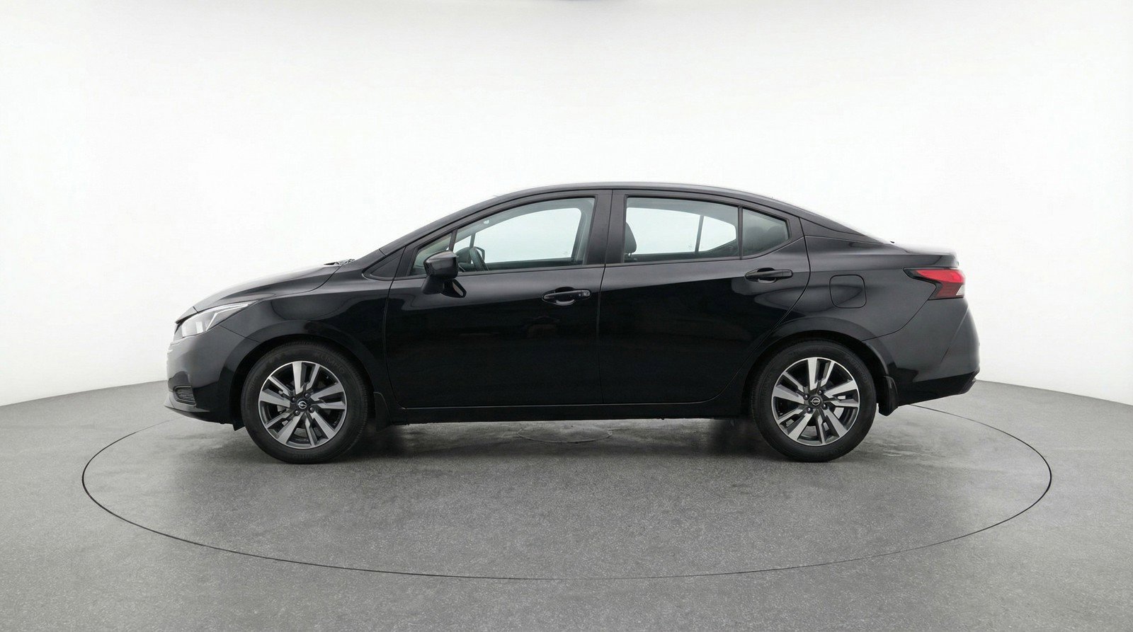 Used 2025 Nissan Versa SV image 5