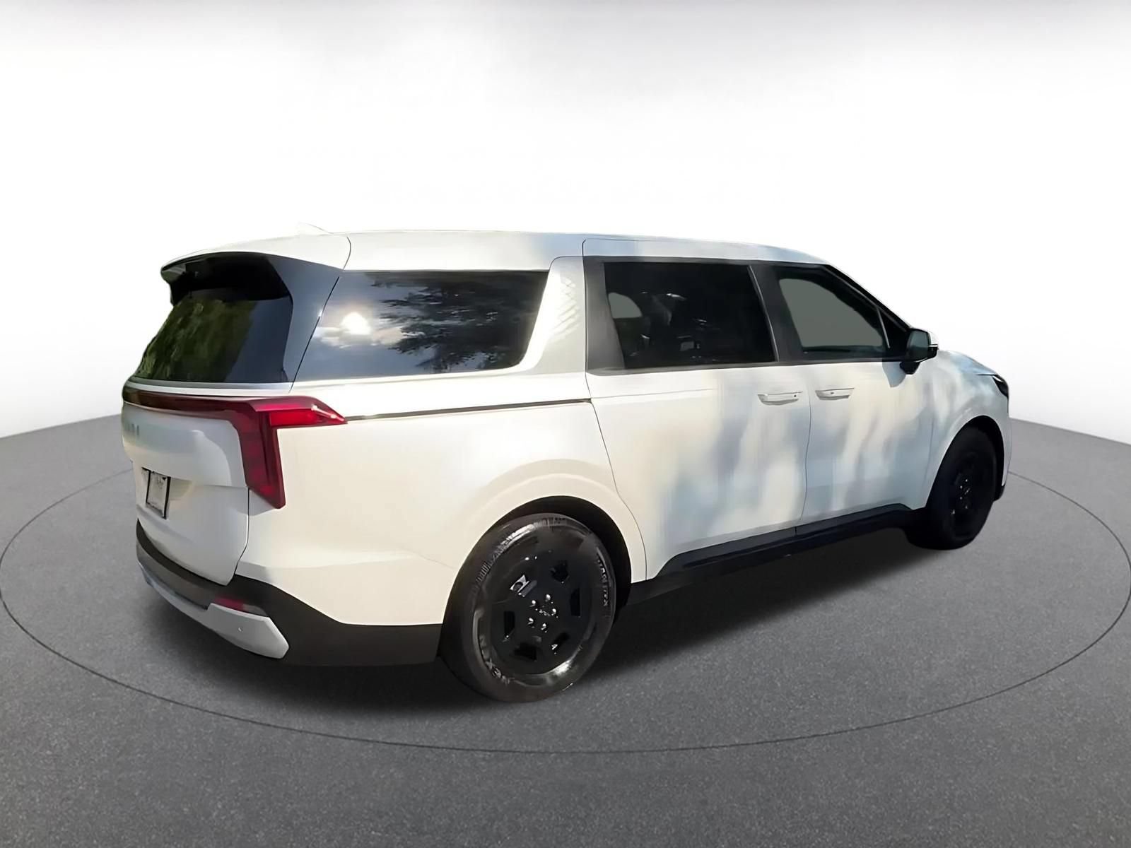 Used 2026 Kia Carnival FWD image 14