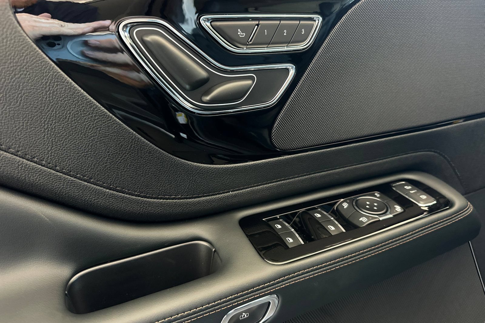 New 2026 Lincoln Aviator AWD image 10