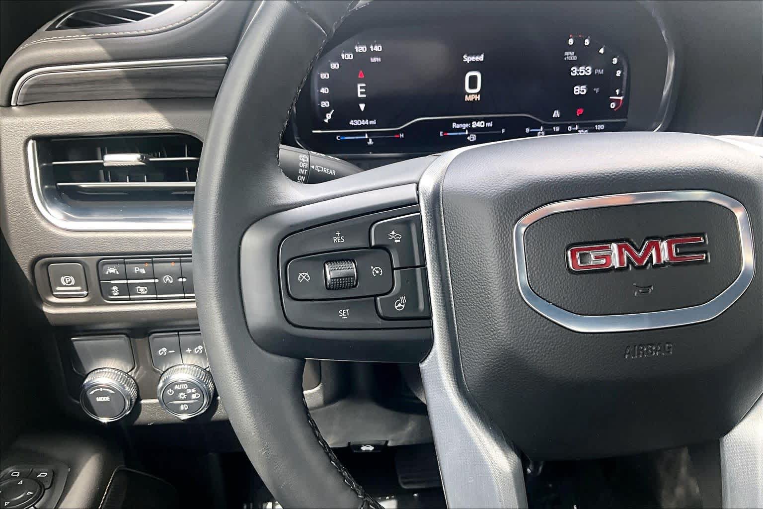 Used 2024 GMC Yukon SLT w/ SLT Luxury Package RWD image 21