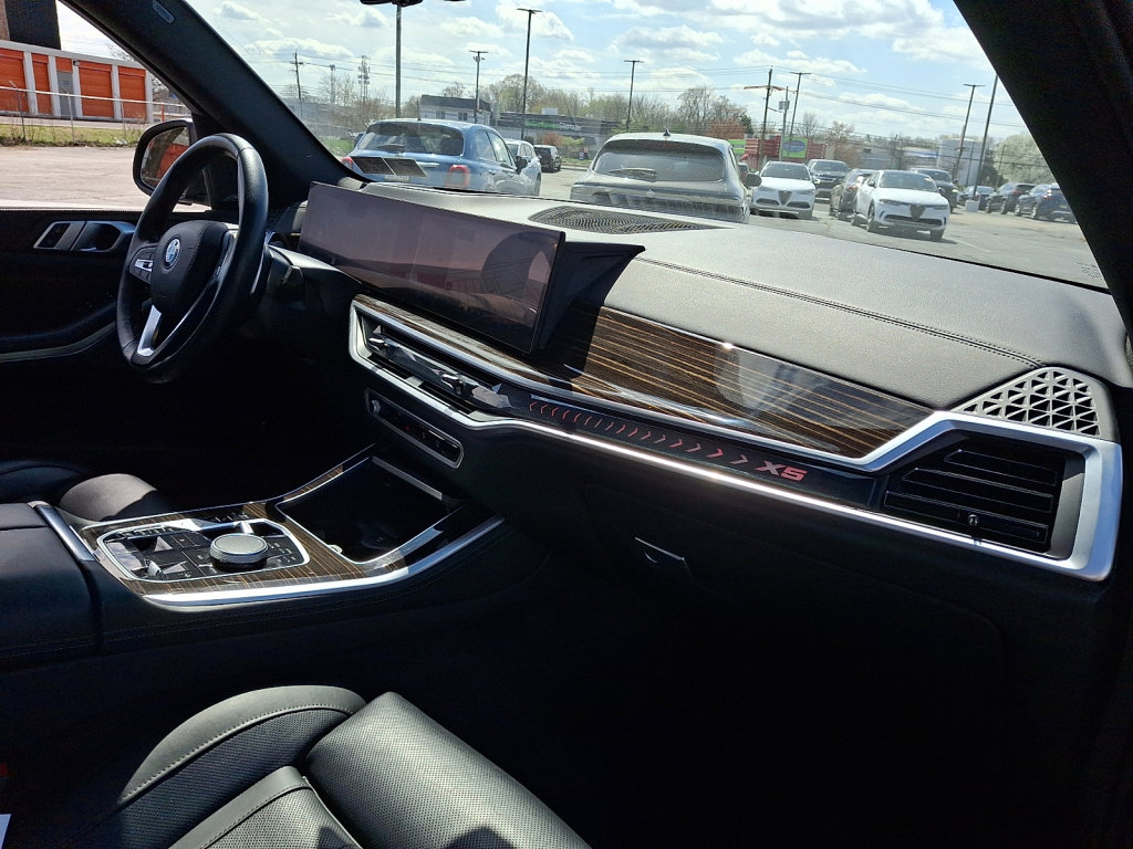 Used 2025 BMW X5 xDrive50e image 11