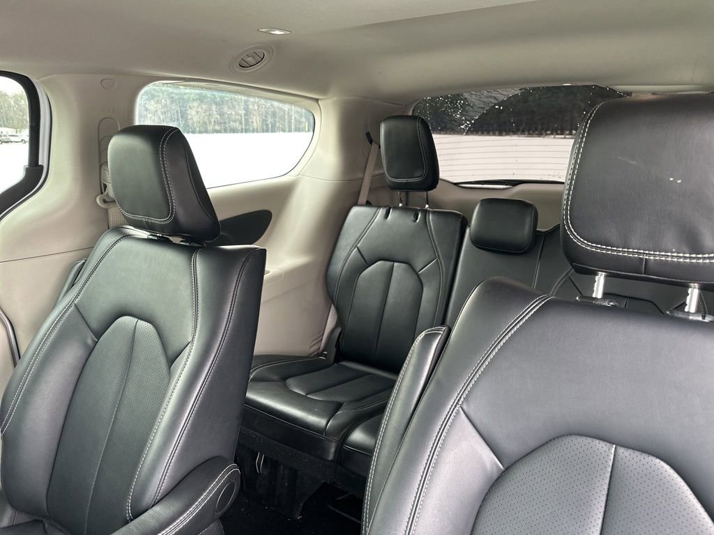 Used 2024 Chrysler Pacifica Select image 12