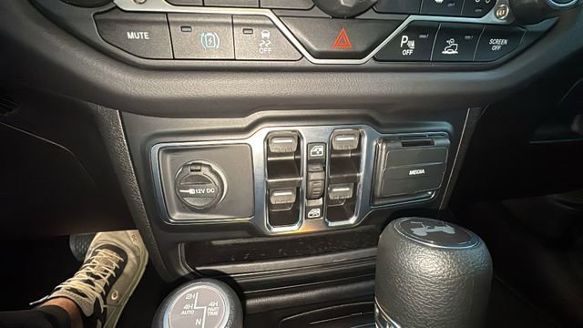Used 2025 Jeep Wrangler Unlimited Sahara w/ Safety Group AWD/4WD image 23