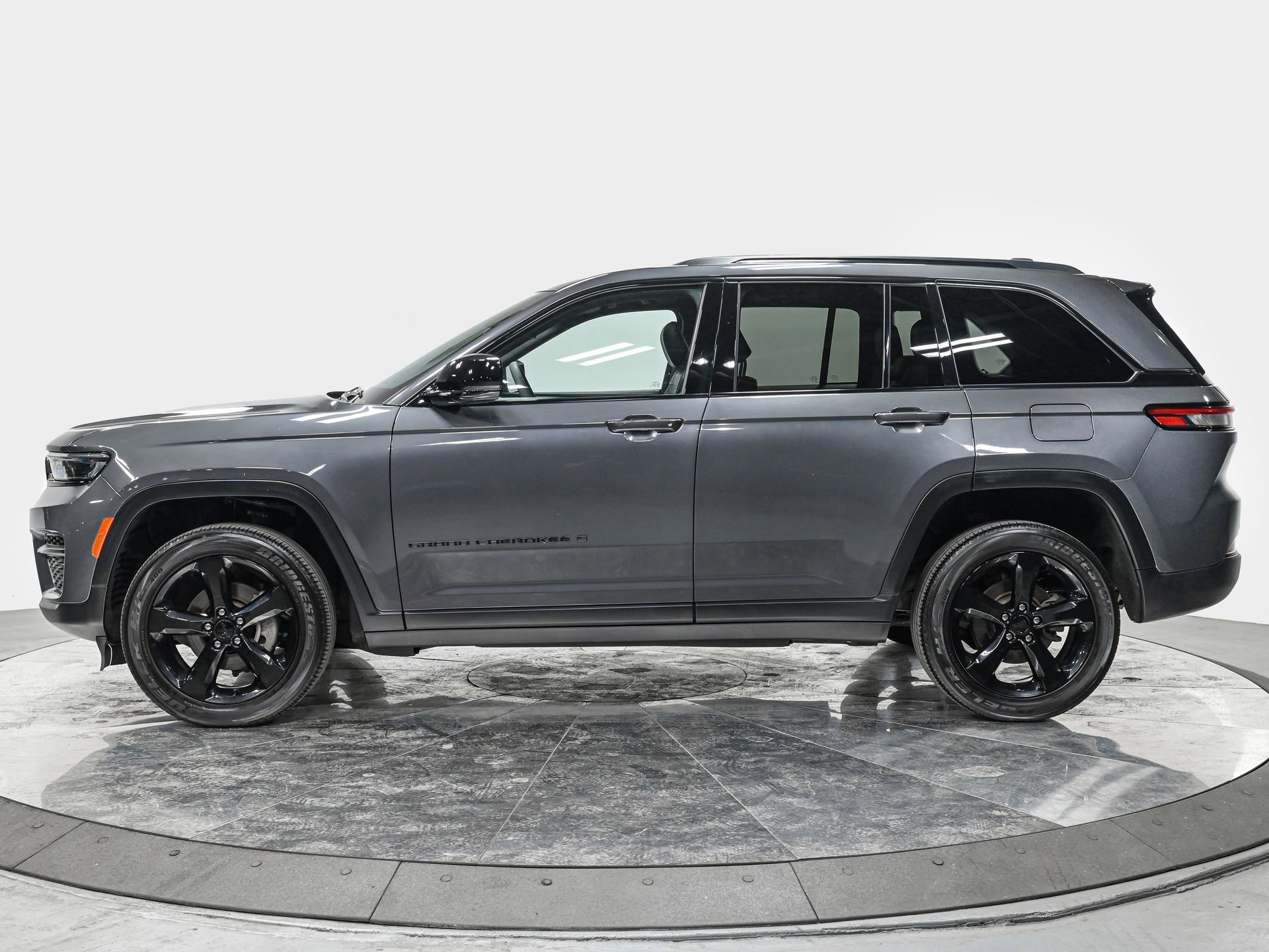 Used 2024 Jeep Grand Cherokee Altitude image 2