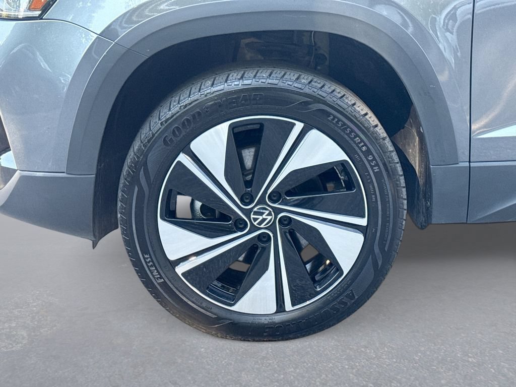 Used 2025 Volkswagen Taos SE AWD/4WD image 18