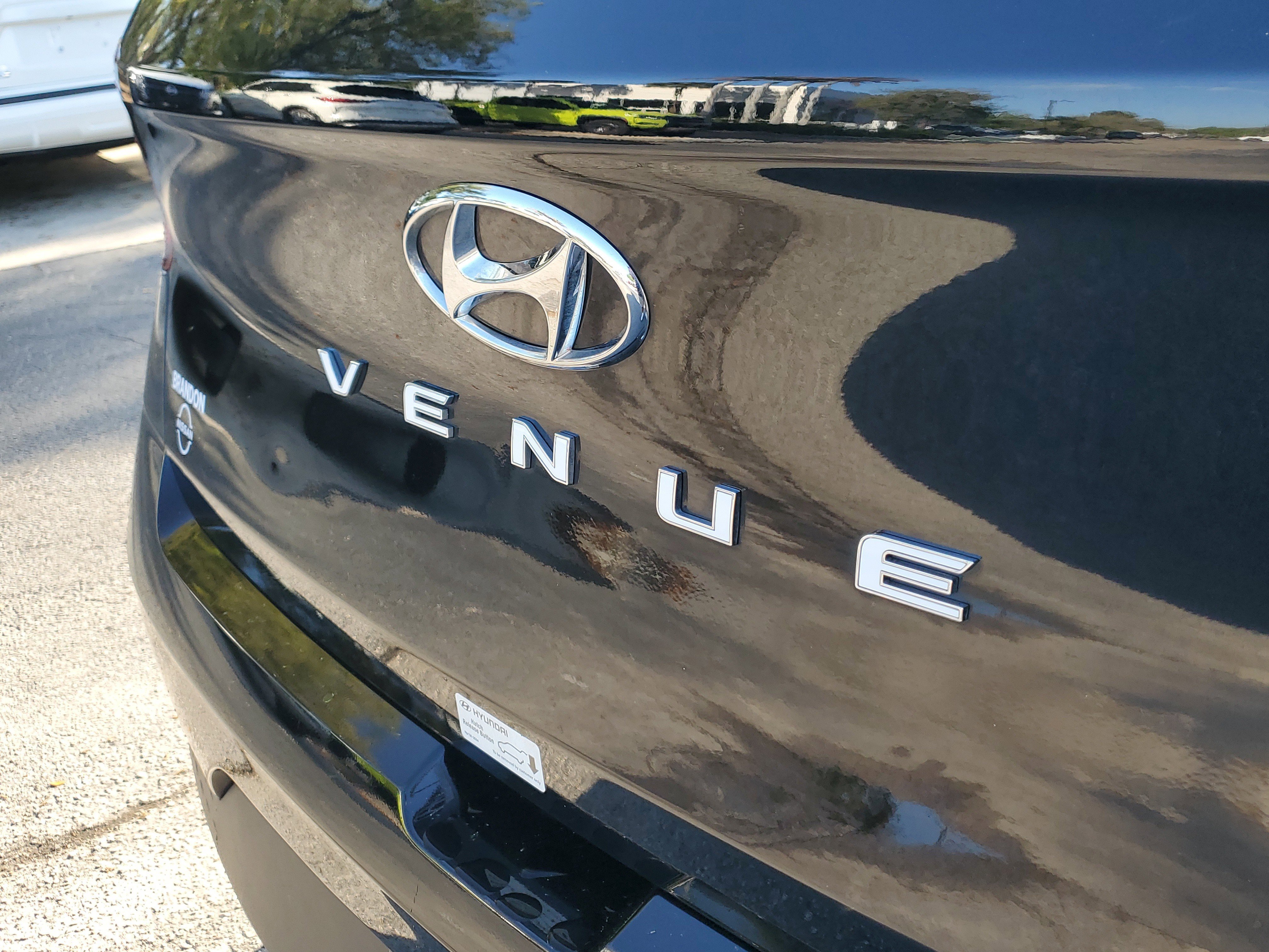 Used 2025 Hyundai Venue SEL FWD image 9