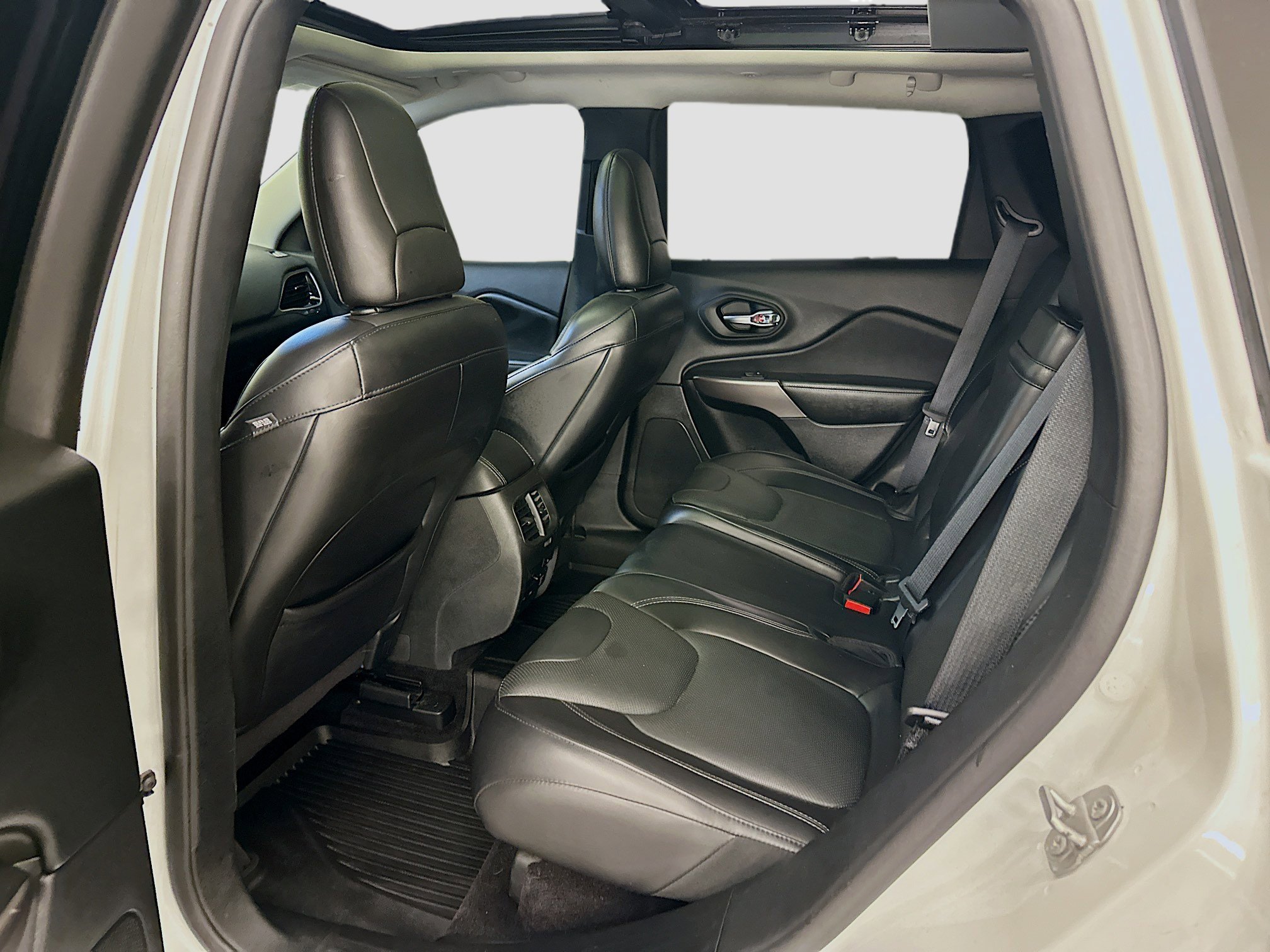 Used 2019 Jeep Cherokee Overland image 30