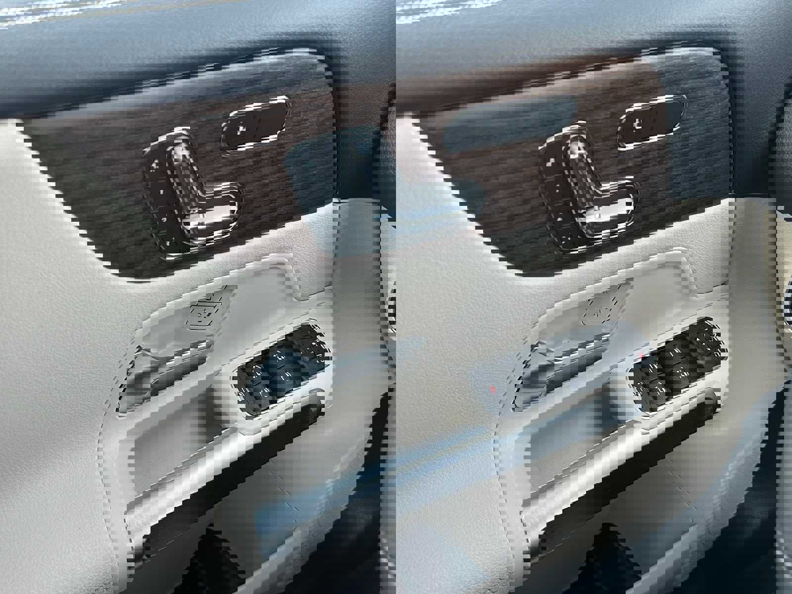 Used 2026 Mercedes-Benz GLB 250 4MATIC image 33