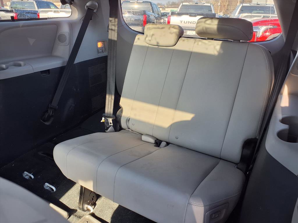 Used 2018 Toyota Sienna Limited Premium w/ Carpet Mat Package image 29