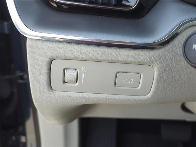 Used 2020 Volvo XC60 T5 Momentum w/ Protection Package Premier image 10