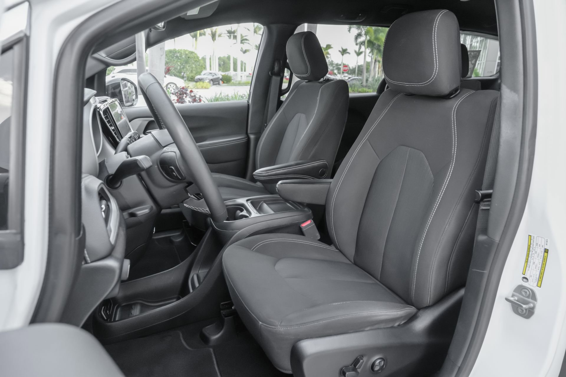 Used 2024 Chrysler Pacifica Touring image 7