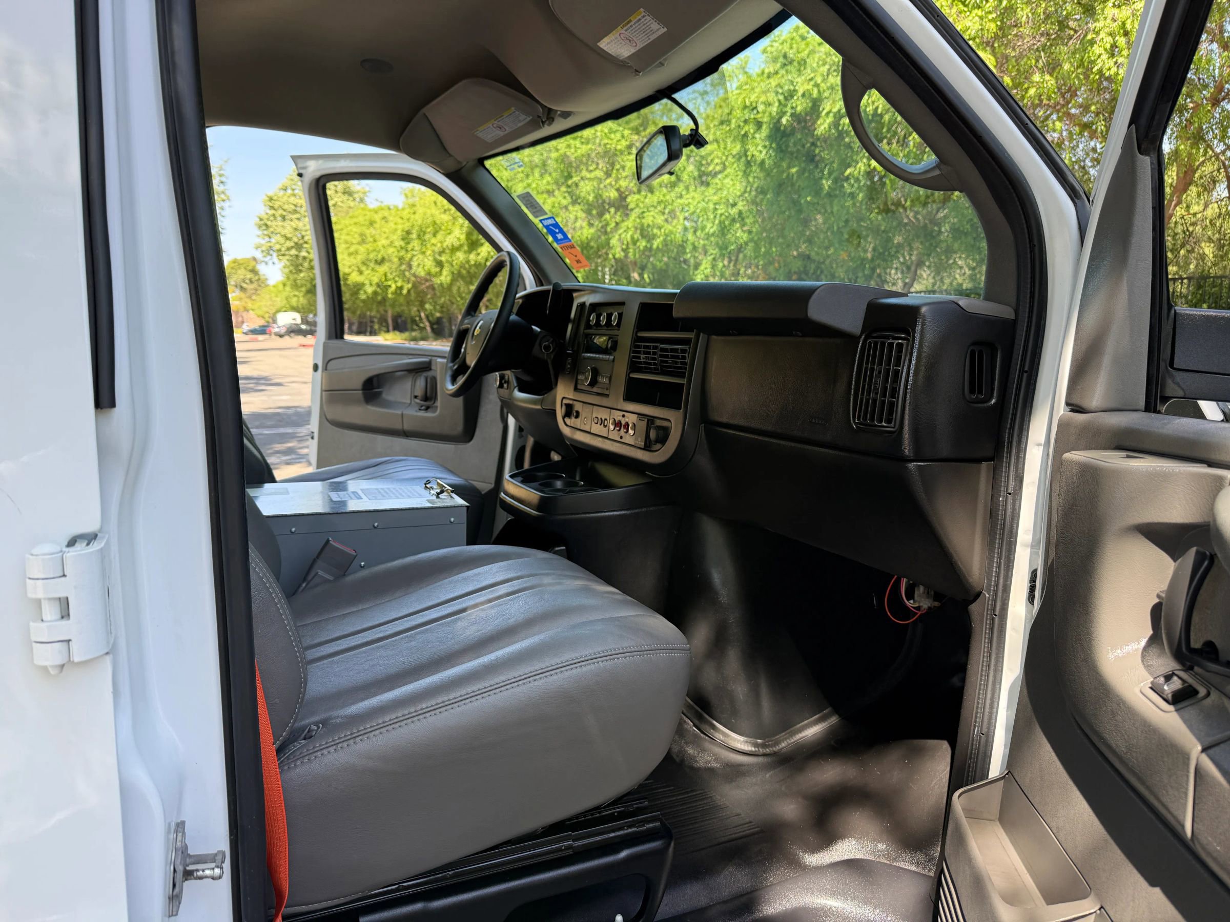 Used 2015 Chevrolet Express 2500 Van 3D image 26