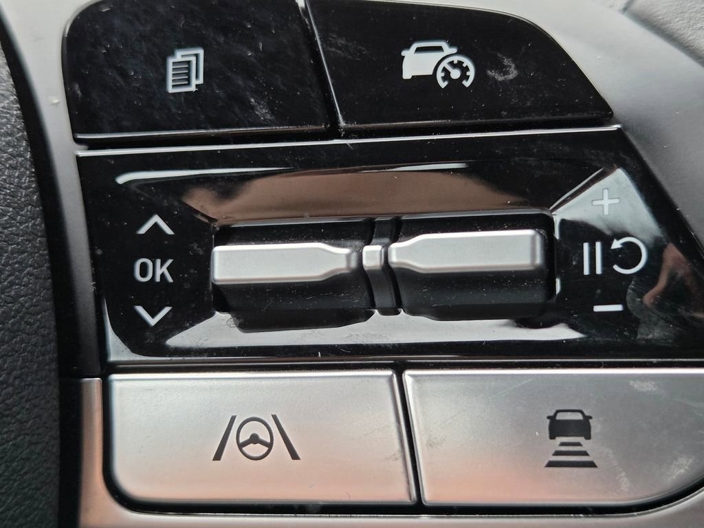 Used 2025 Hyundai Elantra SEL FWD image 17