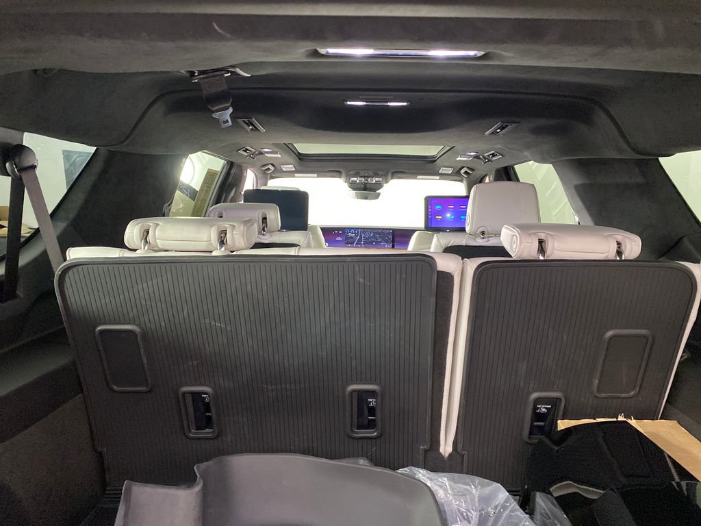 Used 2025 Cadillac Escalade ESV Sport Platinum w/ LPO, ONYX Package image 33