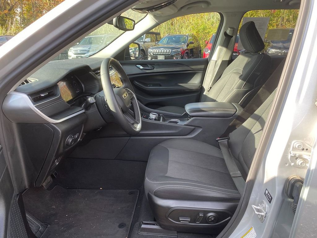 Used 2024 Jeep Grand Cherokee Laredo image 12