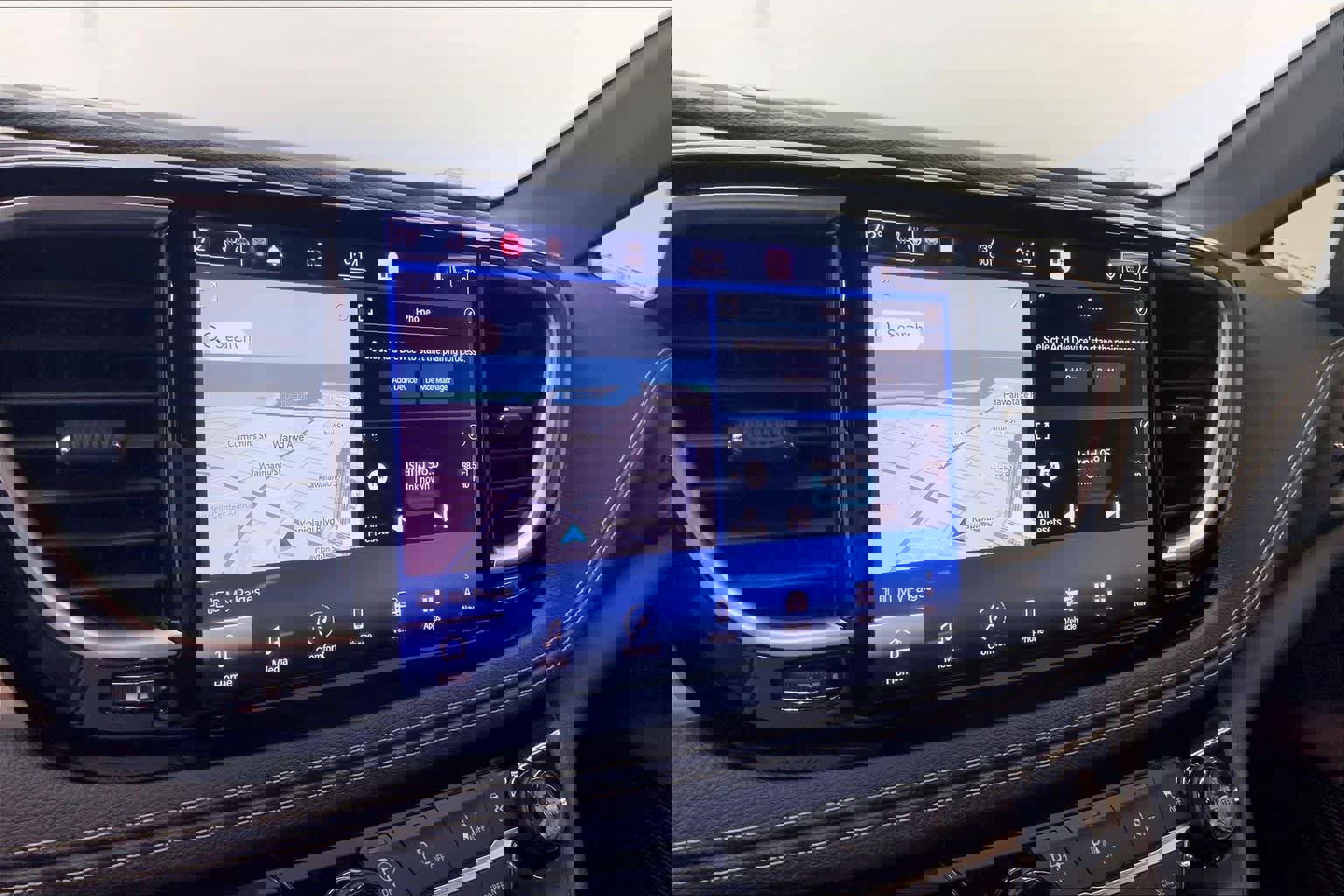 Used 2021 Chrysler Pacifica Limited w/ Uconnect Theater Family Group image 21