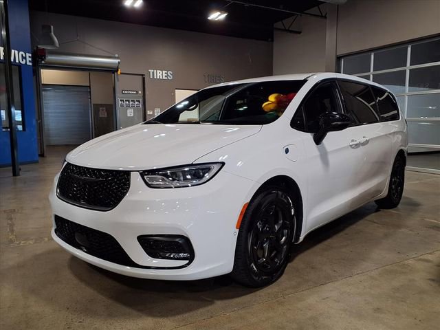 Used 2024 Chrysler Pacifica Select image 4