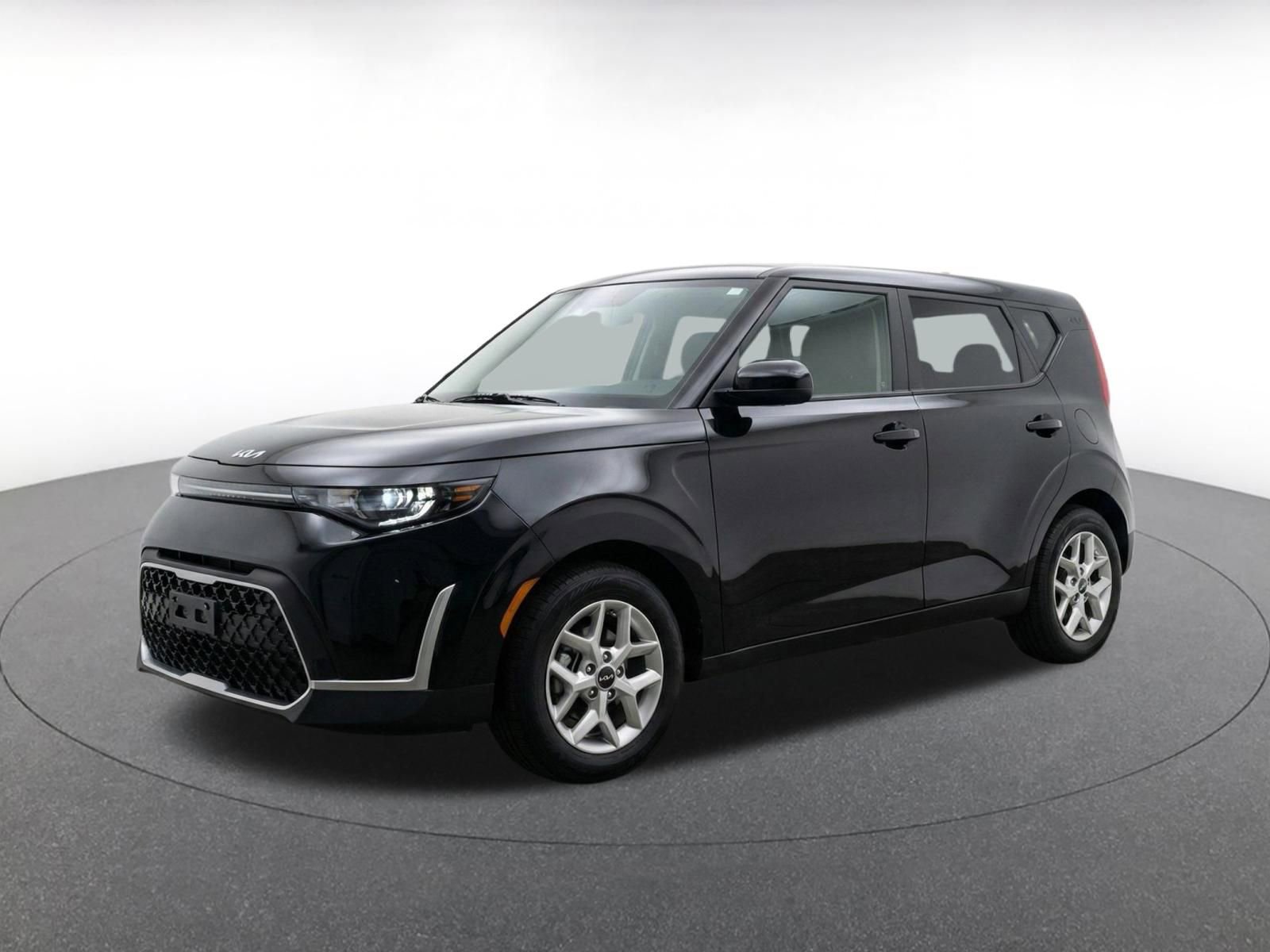 Used 2025 Kia Soul LX w/ LX Technology Package FWD image 3