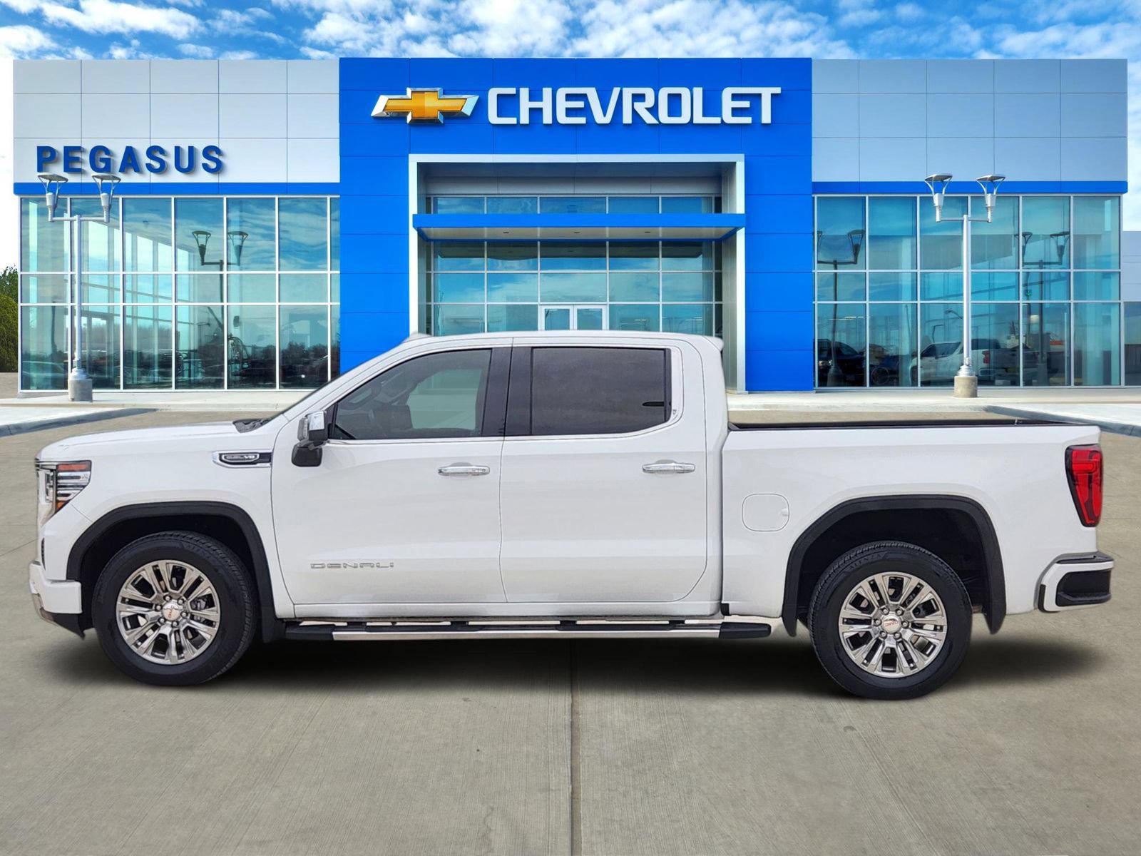 Used 2024 GMC Sierra 1500 Denali RWD image 3