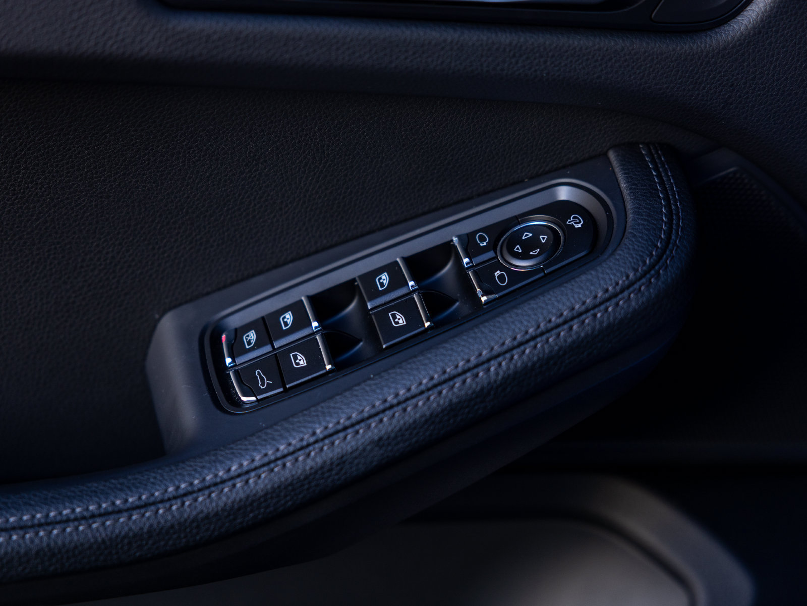 Certified 2026 Porsche Macan AWD/4WD image 43