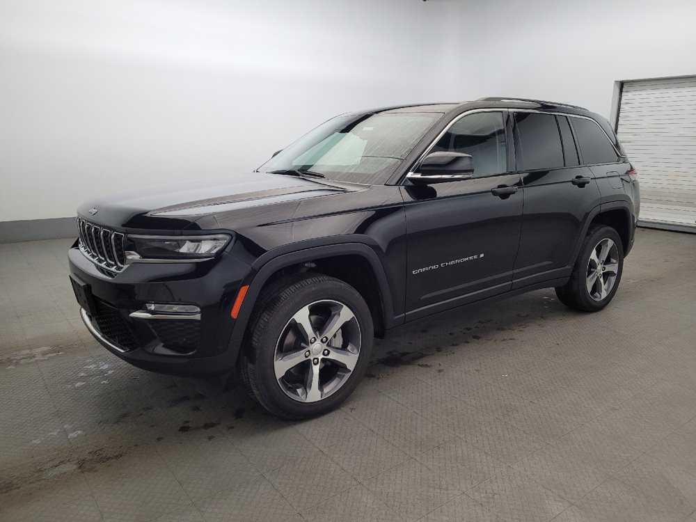 Used 2023 Jeep Grand Cherokee Limited w/ Luxury Tech Group II AWD/4WD image 2