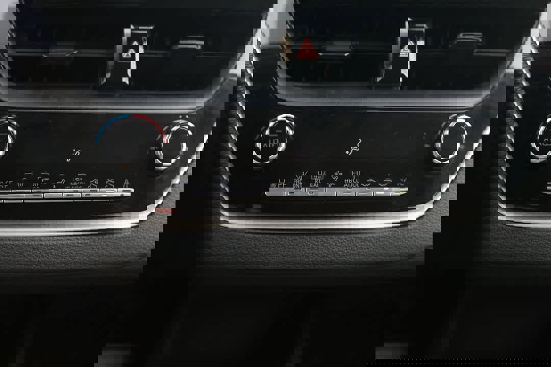 Used 2020 Toyota Corolla LE image 19