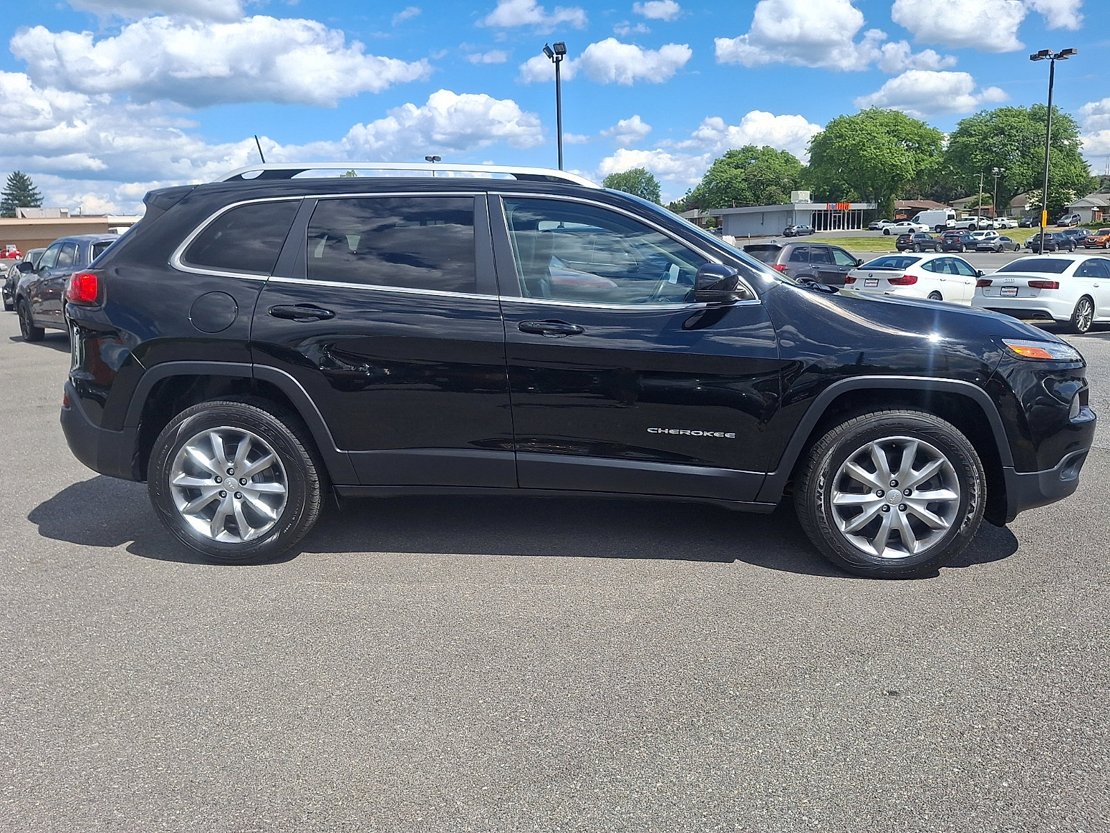 Used 2018 Jeep Cherokee Limited AWD/4WD image 7