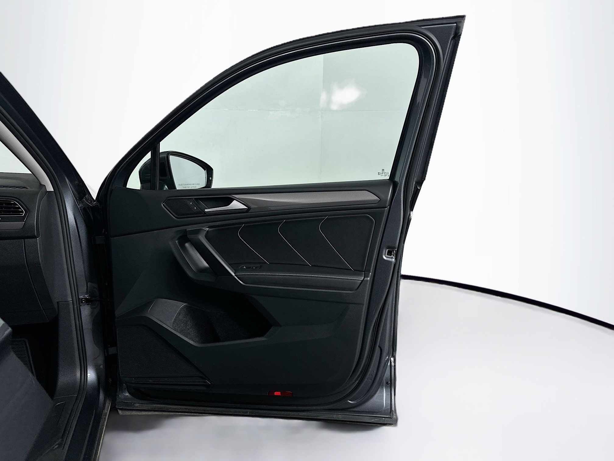 Used 2023 Volkswagen Tiguan SE image 31