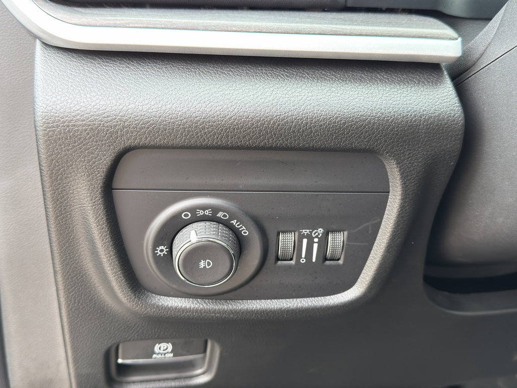 Used 2025 Jeep Grand Cherokee Limited w/ Luxury Tech Group II AWD/4WD image 14