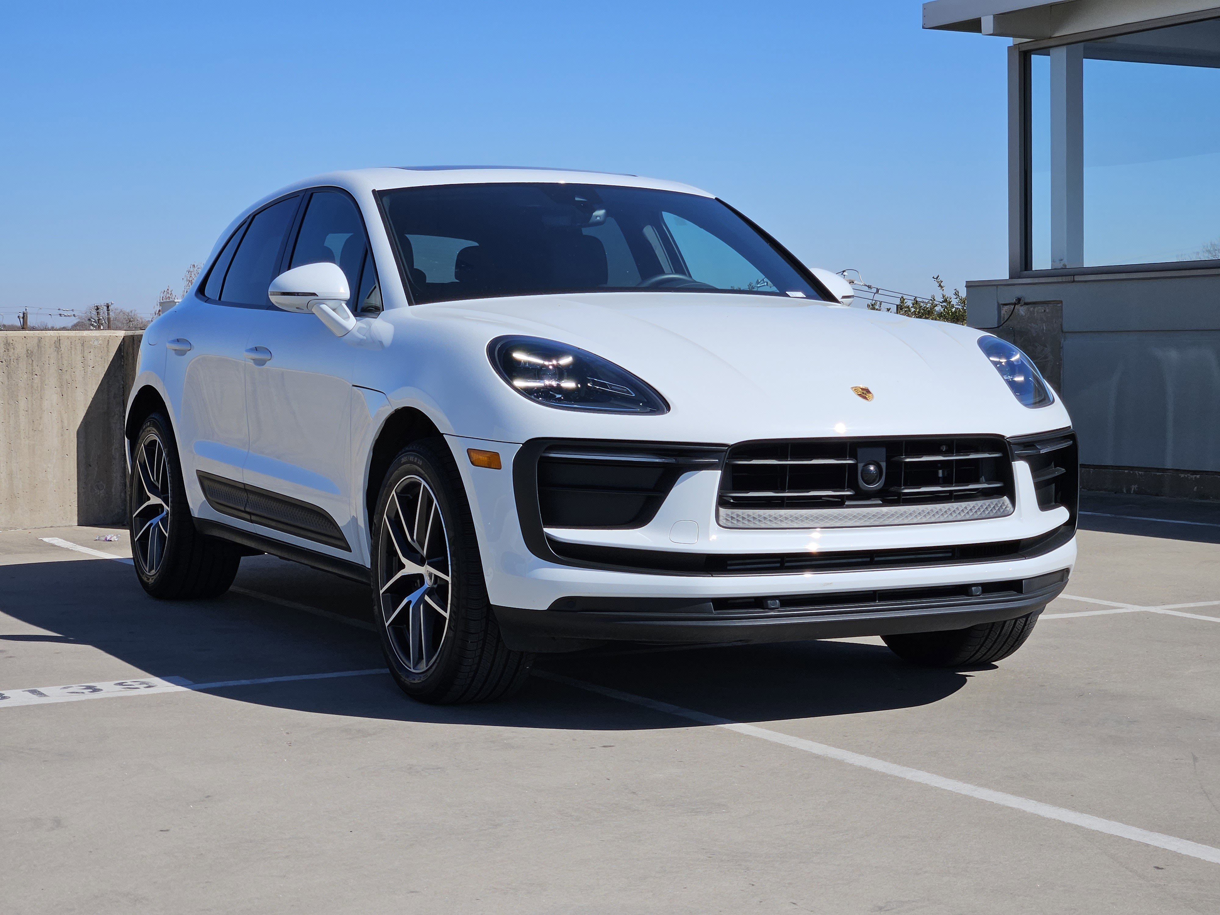Certified 2025 Porsche Macan image 10