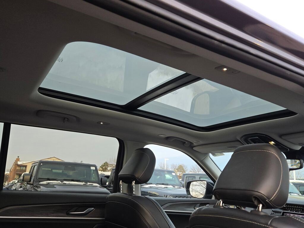 Used 2022 Jeep Grand Cherokee L Limited w/ Trailer Tow Group (B) image 10