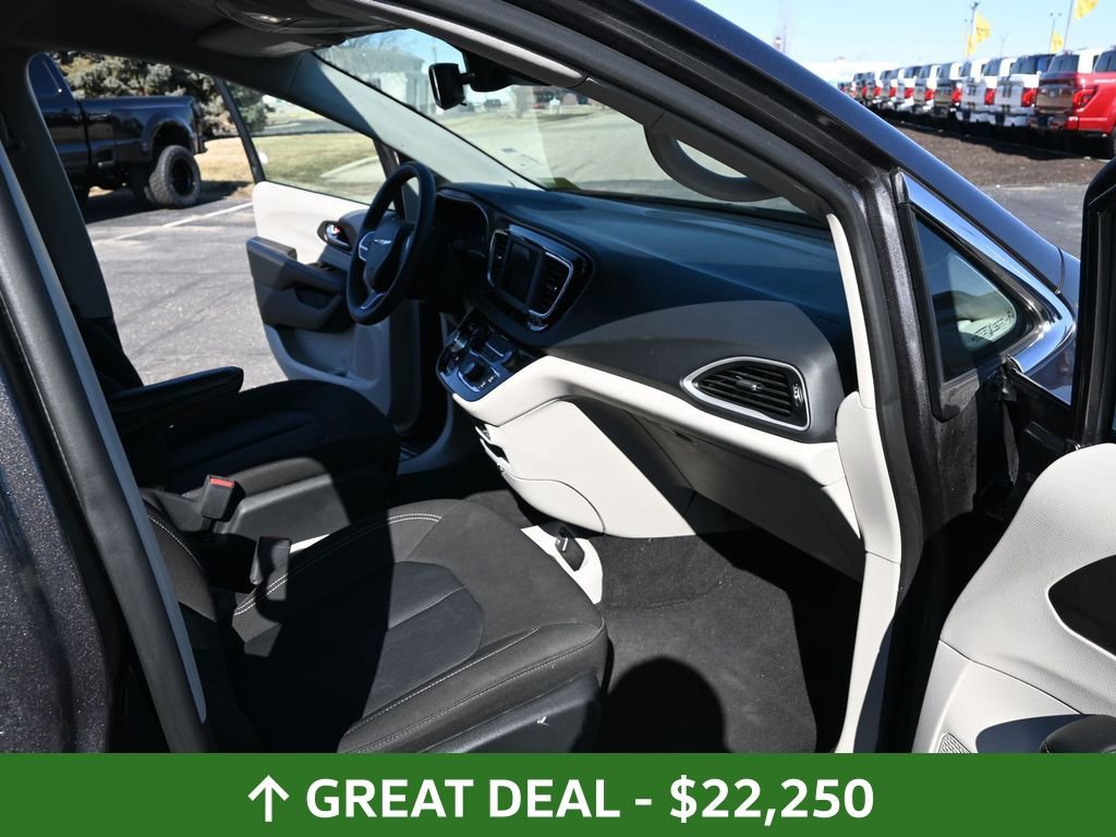 Used 2023 Chrysler Voyager LX FWD image 31
