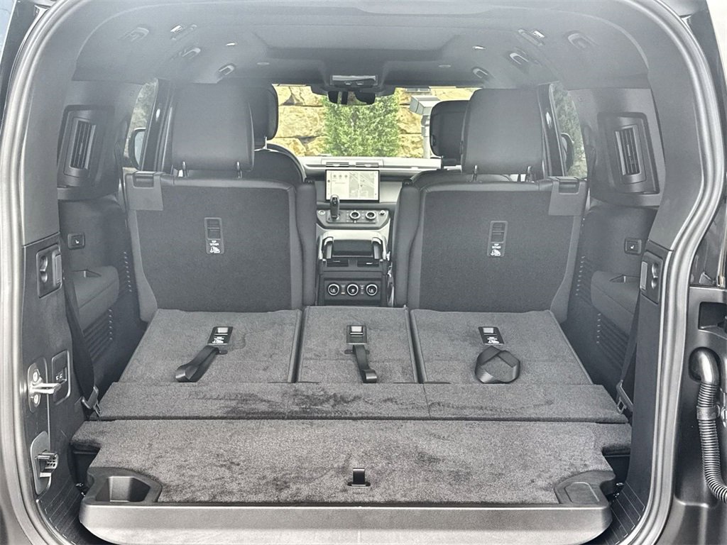 Used 2025 Land Rover Defender 130 X-Dynamic SE image 18