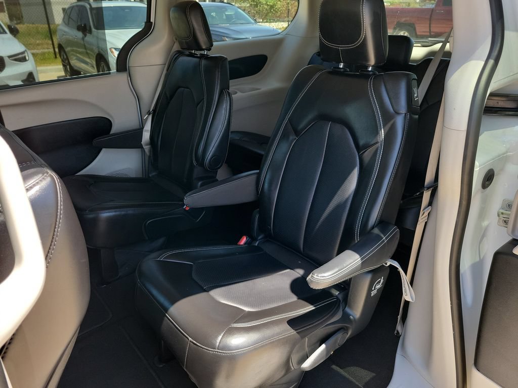 Used 2024 Chrysler Pacifica Touring-L FWD image 11