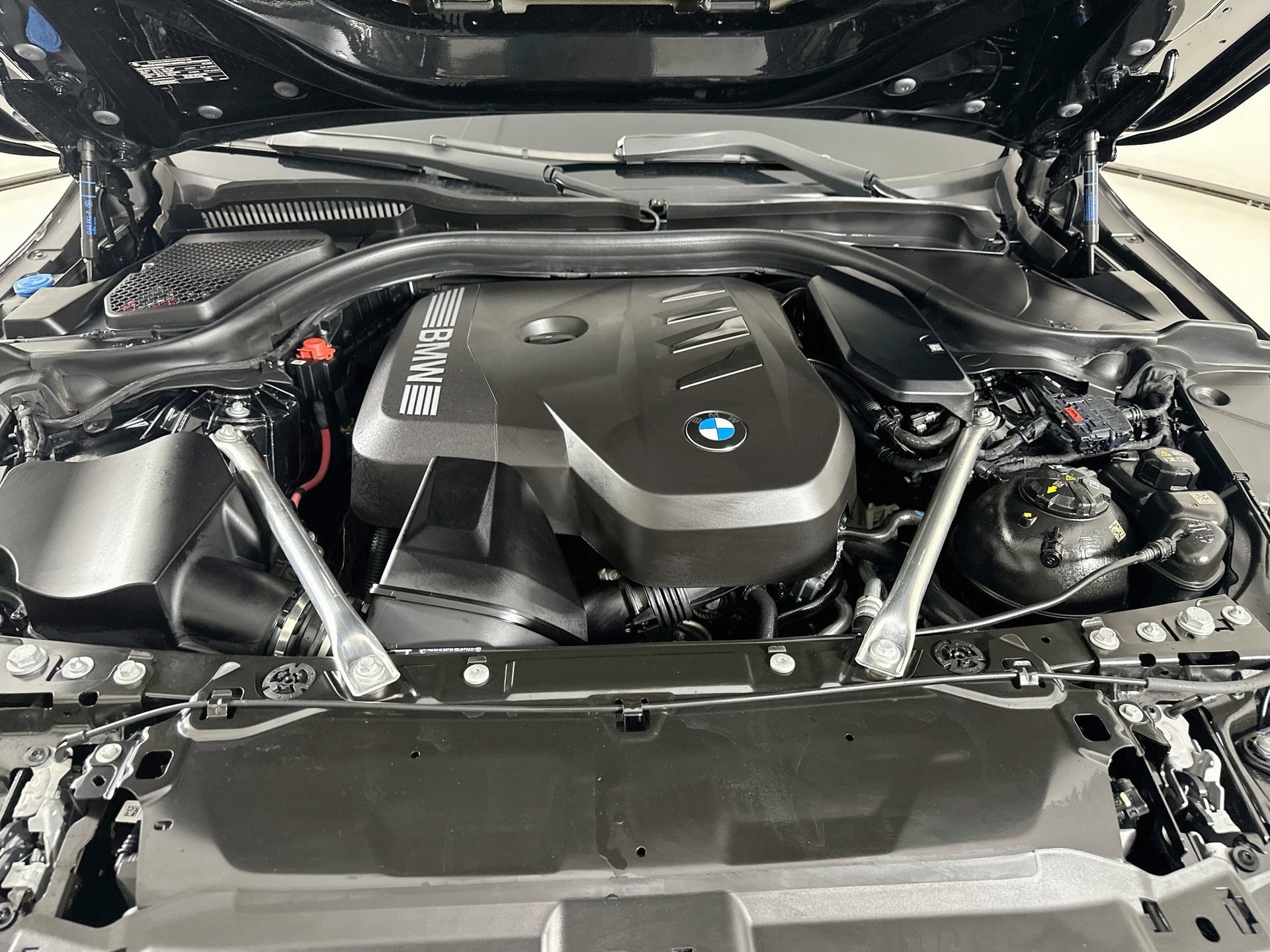 Used 2025 BMW 530i w/ Premium Package RWD image 32