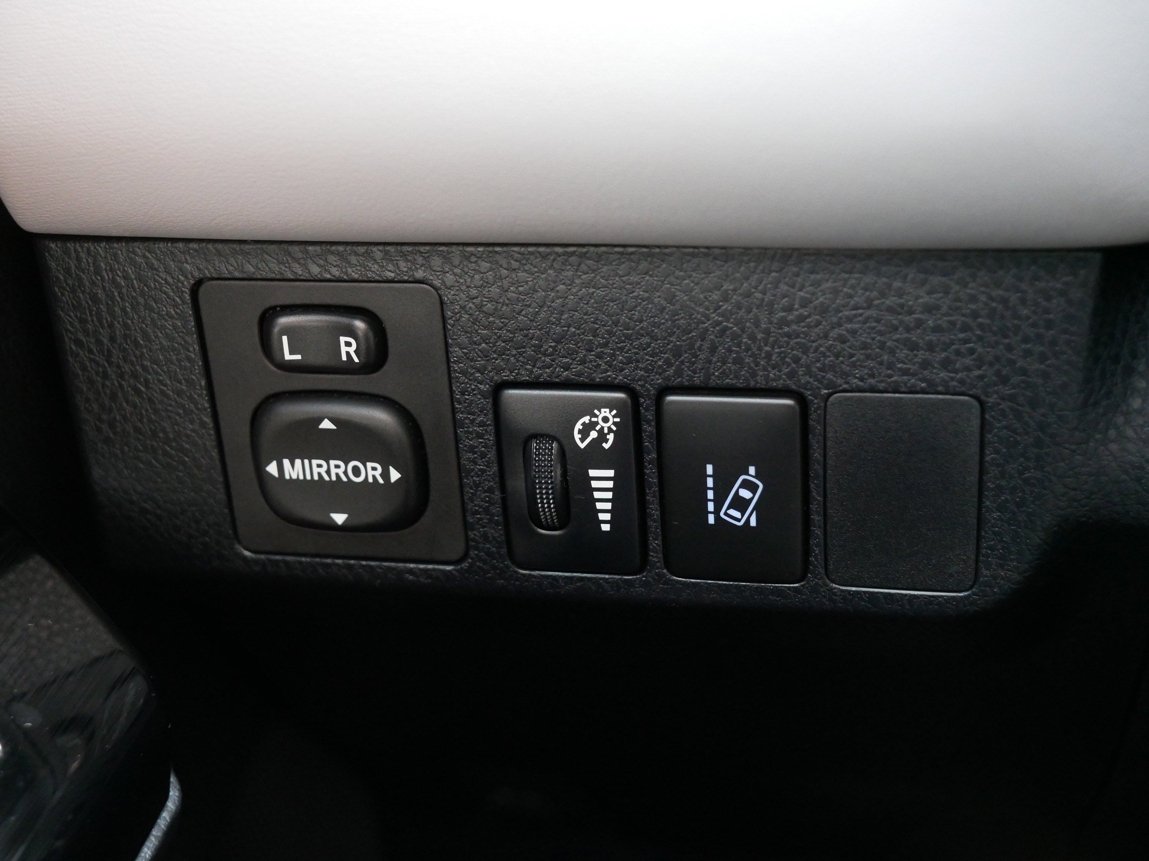 Used 2018 Toyota RAV4 Limited w/ Advanced Technology Package AWD/4WD image 26