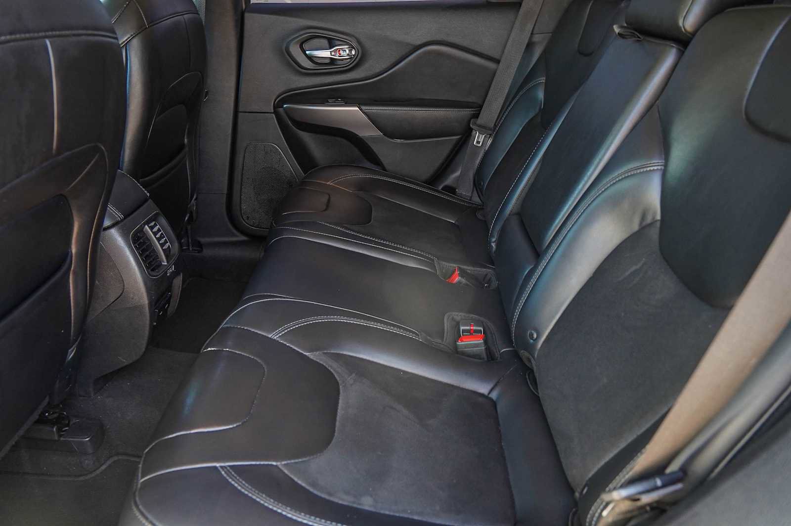 Used 2019 Jeep Cherokee Latitude Plus image 25