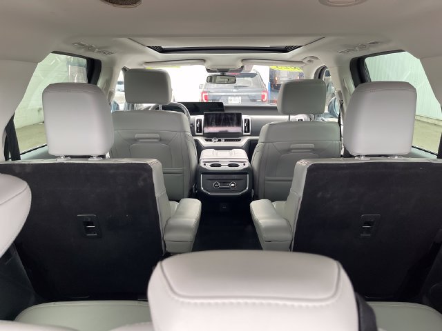Used 2025 Ford Expedition Active AWD/4WD image 35