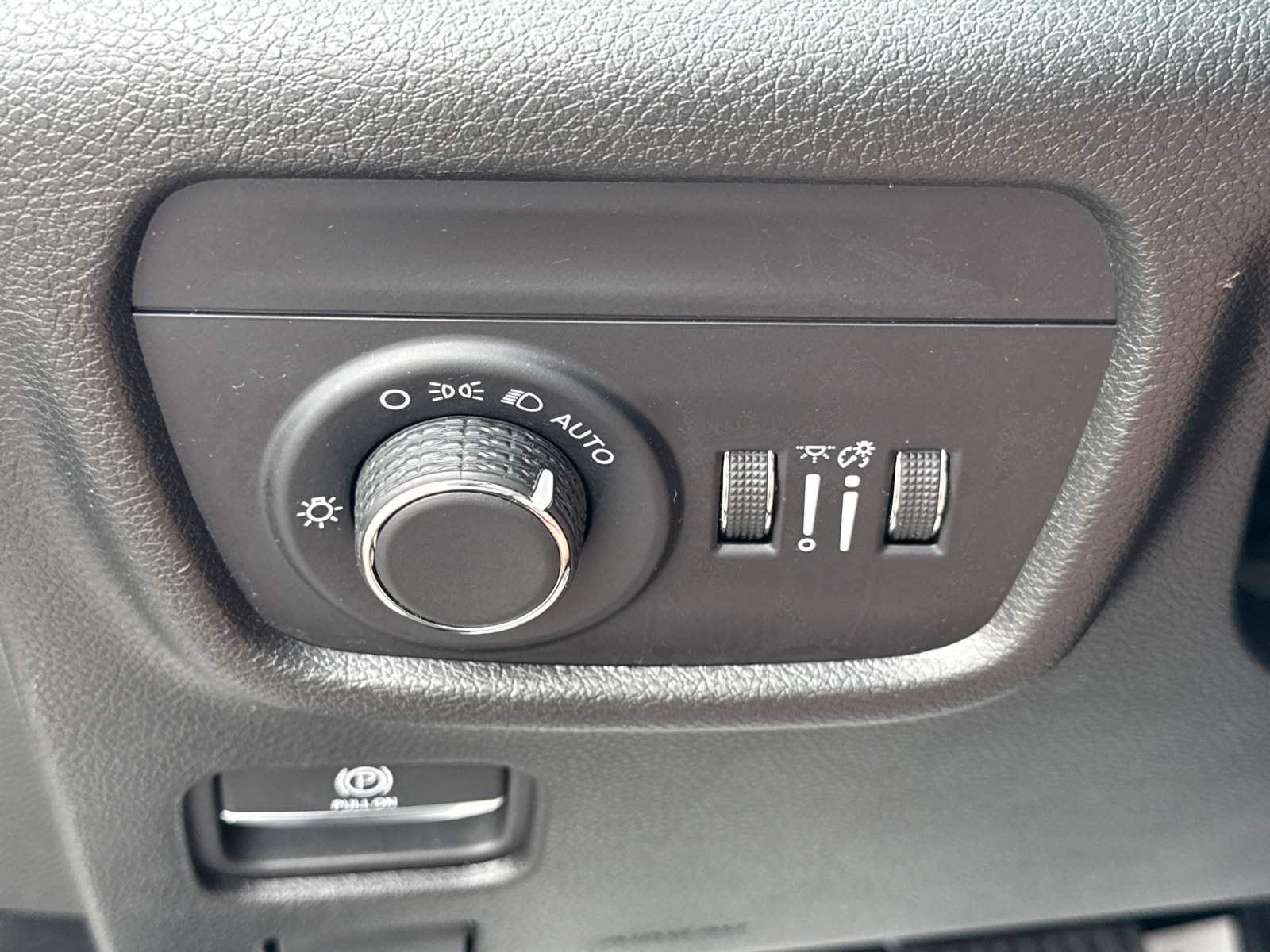 Used 2024 Jeep Grand Cherokee Laredo image 30