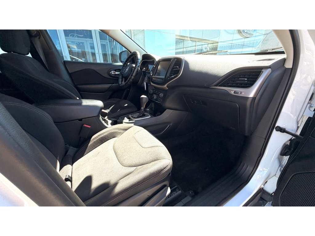 Used 2015 Jeep Cherokee Latitude AWD/4WD image 11