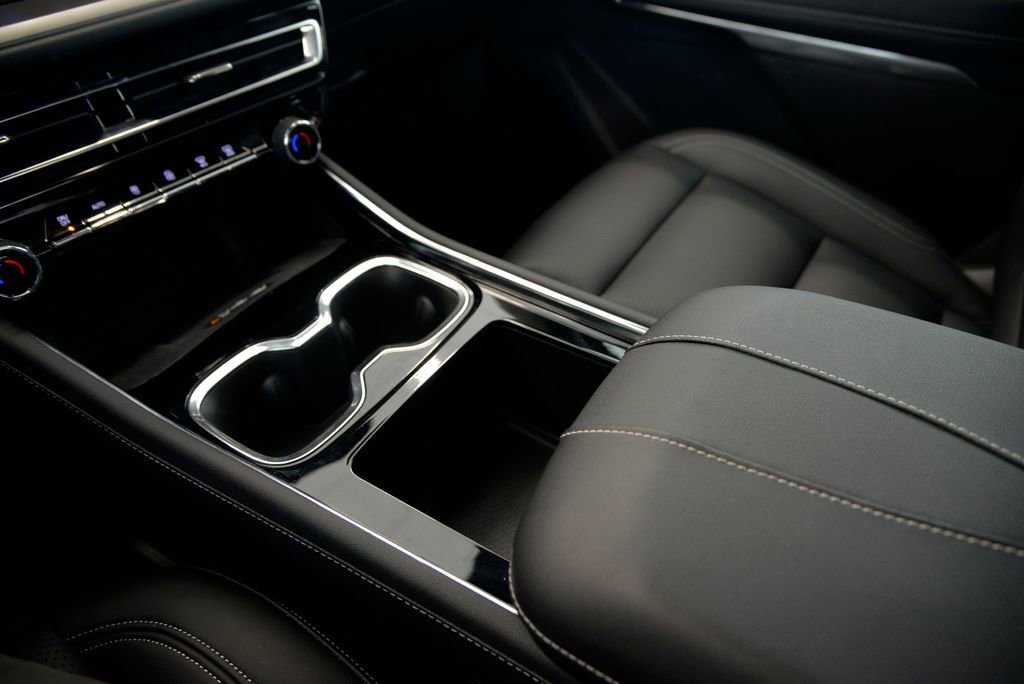 Used 2025 Chevrolet Traverse LT AWD/4WD image 25