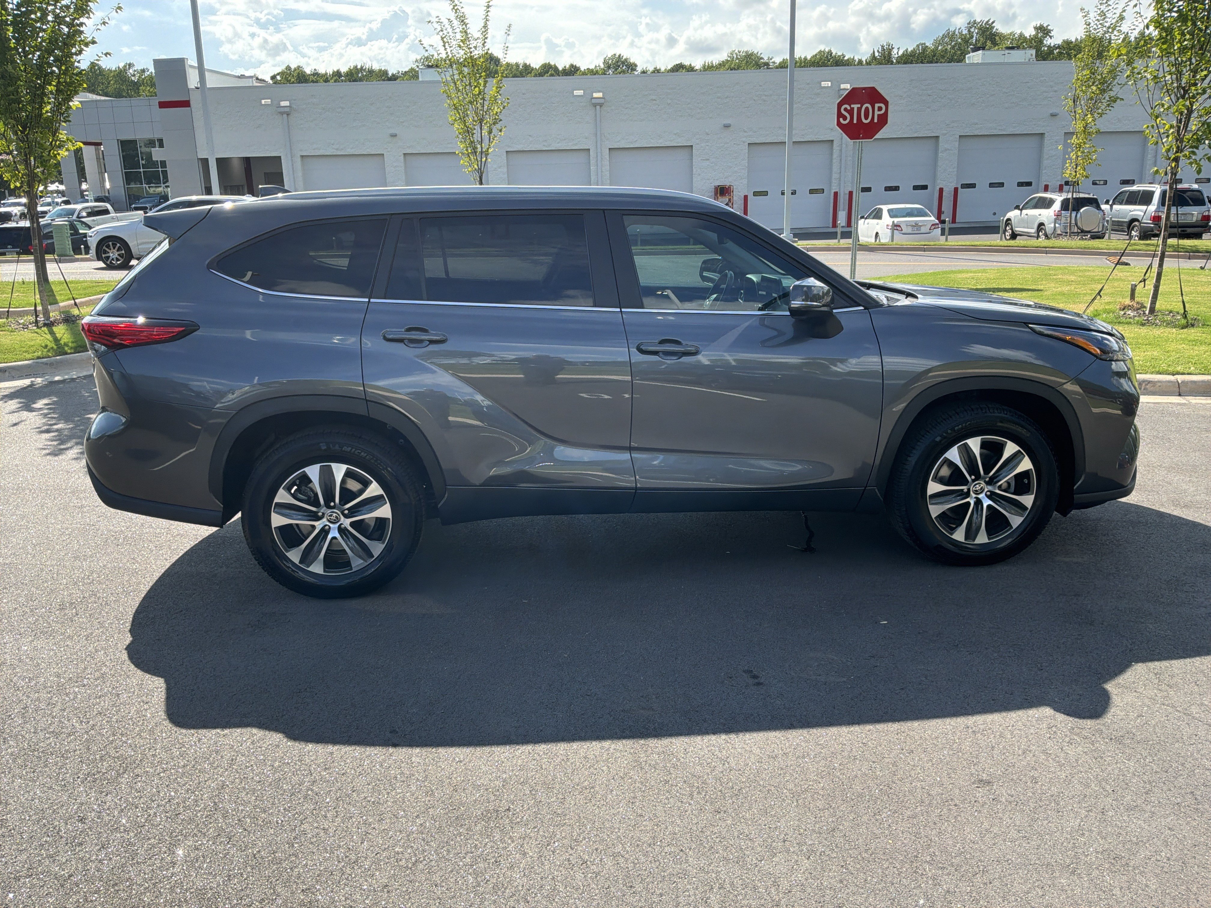 Used 2023 Toyota Highlander XLE FWD image 11